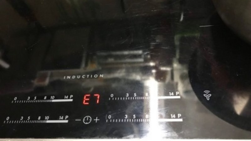 Bếp từ Bosch b&aacute;o lỗi E7