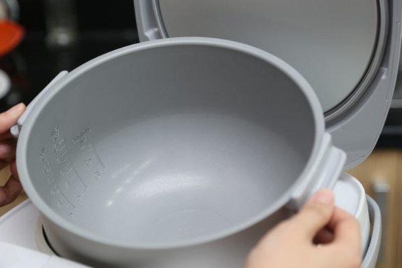 Nồi cơm điện Cuckoo bị x&igrave; hơi: Do bị v&ecirc;nh nồi