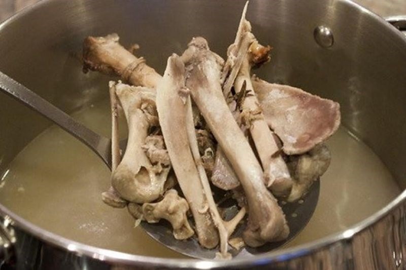 Nước hầm xương c&ocirc; đặc l&agrave; g&igrave;?