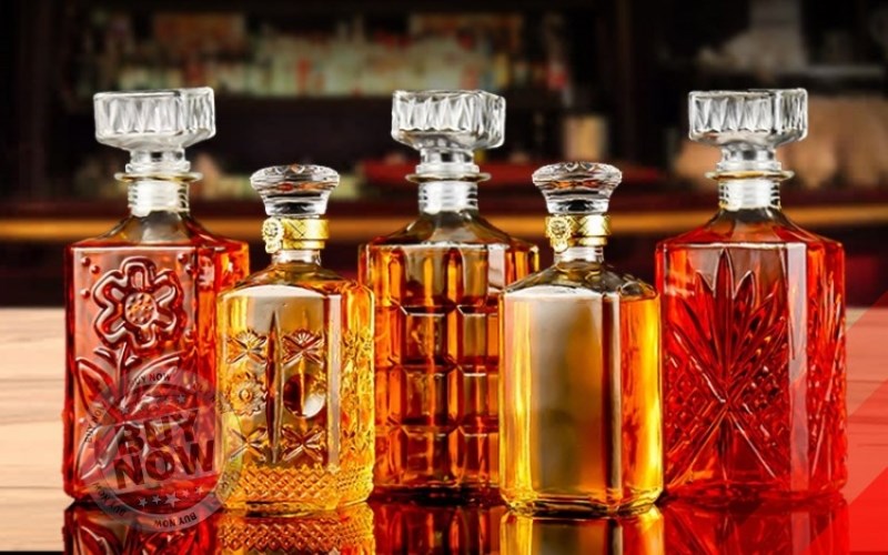 R&oacute;t rượu vang v&agrave;o chai nhỏ hơn