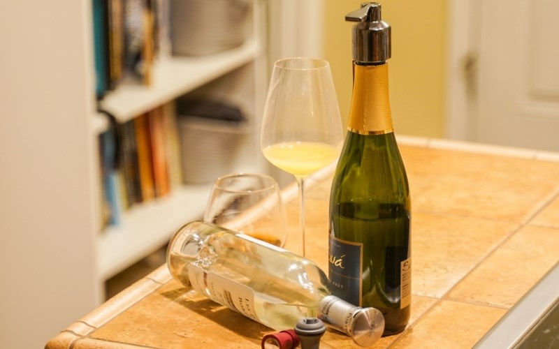 Thay n&uacute;t chai rượu