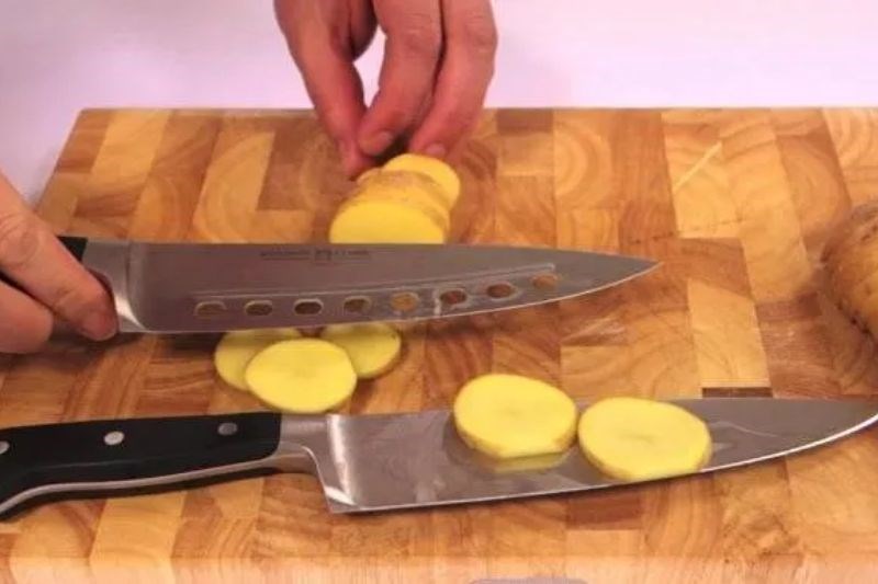 Giúp thực phẩm không dính trên dao