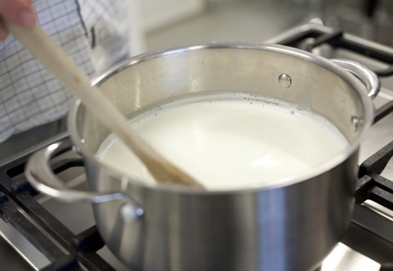Nấu sữa ở lửa nhỏ