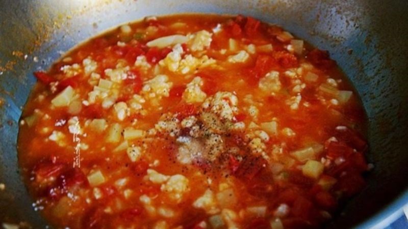 Th&ecirc;m c&agrave; chua v&agrave;o nồi s&uacute;p