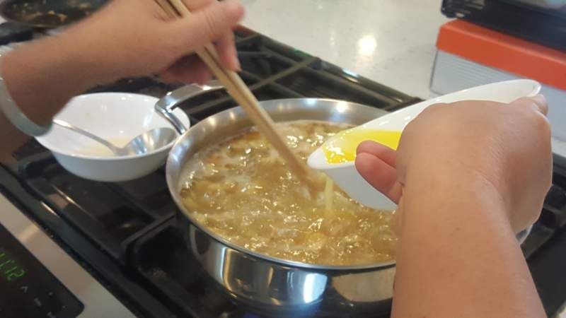 Đổ trứng v&agrave;o s&uacute;p