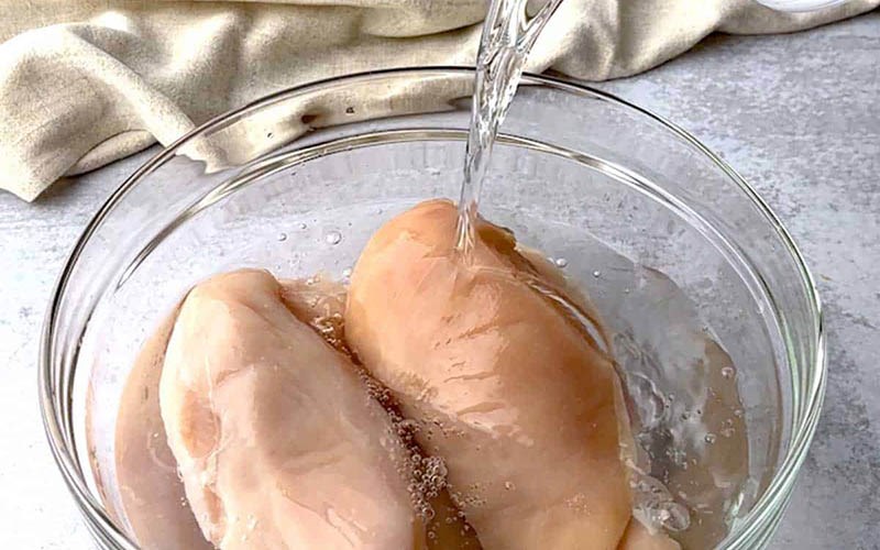 Sơ chế thịt v&agrave; ng&acirc;m trong dung dịch nước muối