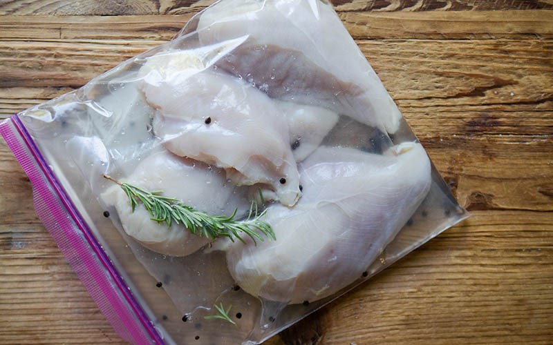 Sơ chế thịt v&agrave; ng&acirc;m trong dung dịch nước muối