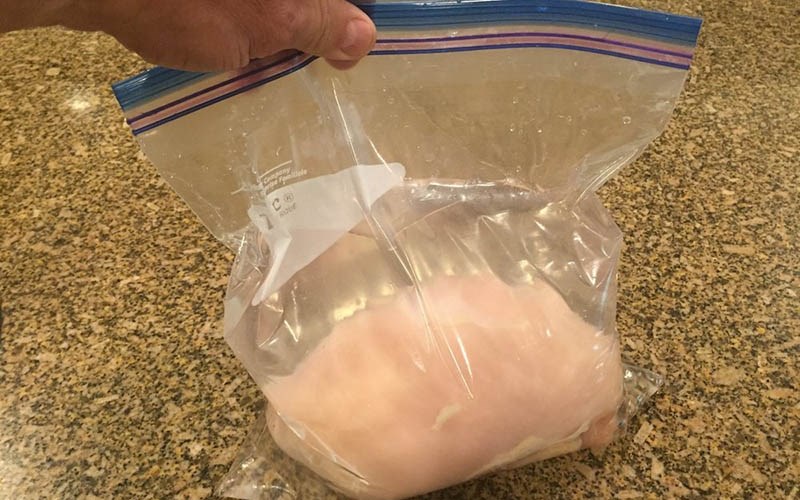 Sử dụng ức g&agrave; đ&atilde; được l&agrave;m mềm