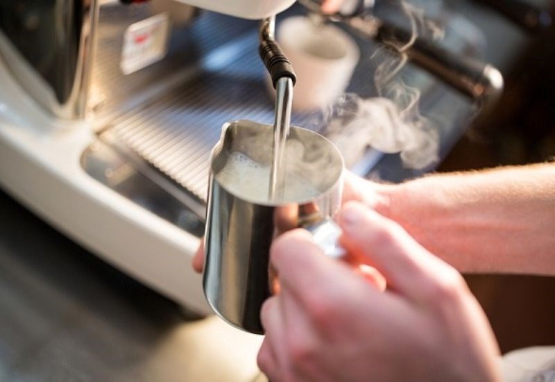 V&ograve;i đ&aacute;nh bọt sữa