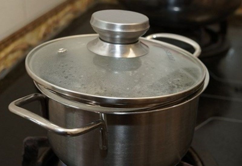 Kh&ocirc;ng đậy k&iacute;n nắp nồi