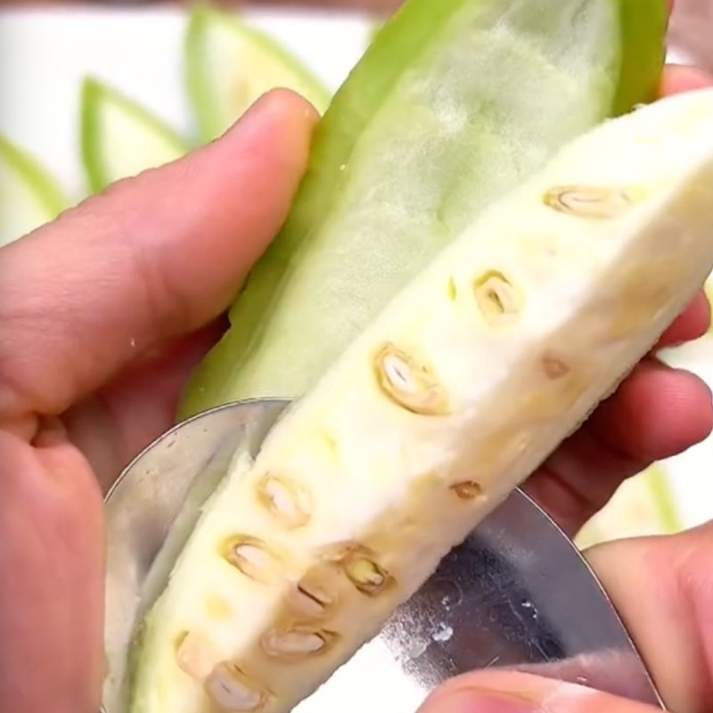 Bước 1 Sơ chế nguyên liệu Khổ qua kho nước mắm chay