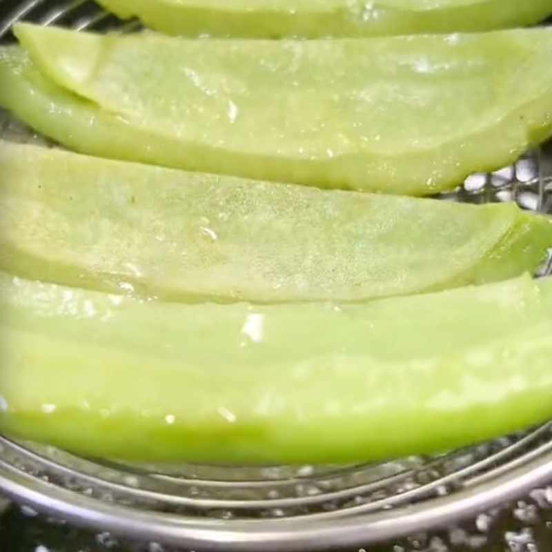 Bước 1 Sơ chế nguyên liệu Khổ qua kho nước mắm chay