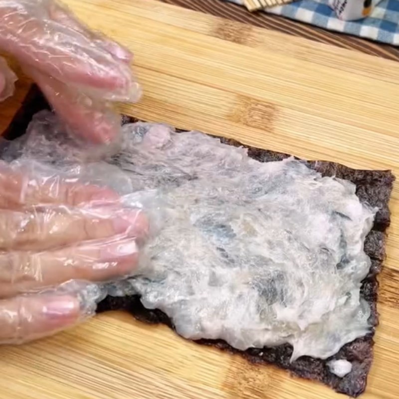 Bước 2 Chả tôm cuộn rong biển Chả tôm cuộn rong biển