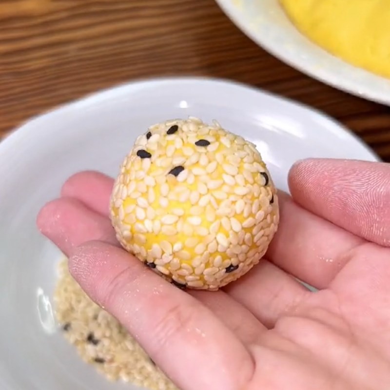 Bước 3 Chiến bánh Bánh bí đỏ chiên (Công thức được chia sẻ từ Tiktok Vào bếp cùng Điện máy XANH)