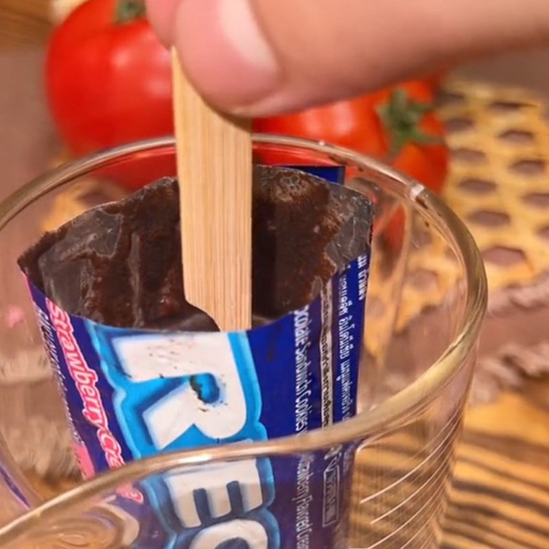 Bước 3 Cho kem ra khuôn Cách làm kem oreo (Công thức được chia sẻ từ TikTok Vào bếp cùng Điện máy XANH)