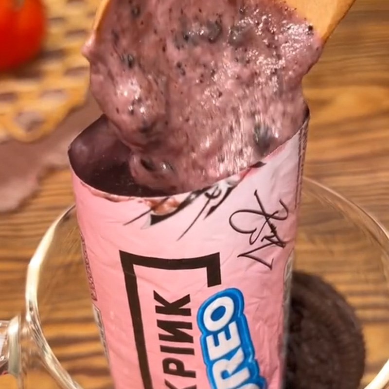 Bước 3 Cho kem ra khuôn Cách làm kem oreo (Công thức được chia sẻ từ TikTok Vào bếp cùng Điện máy XANH)