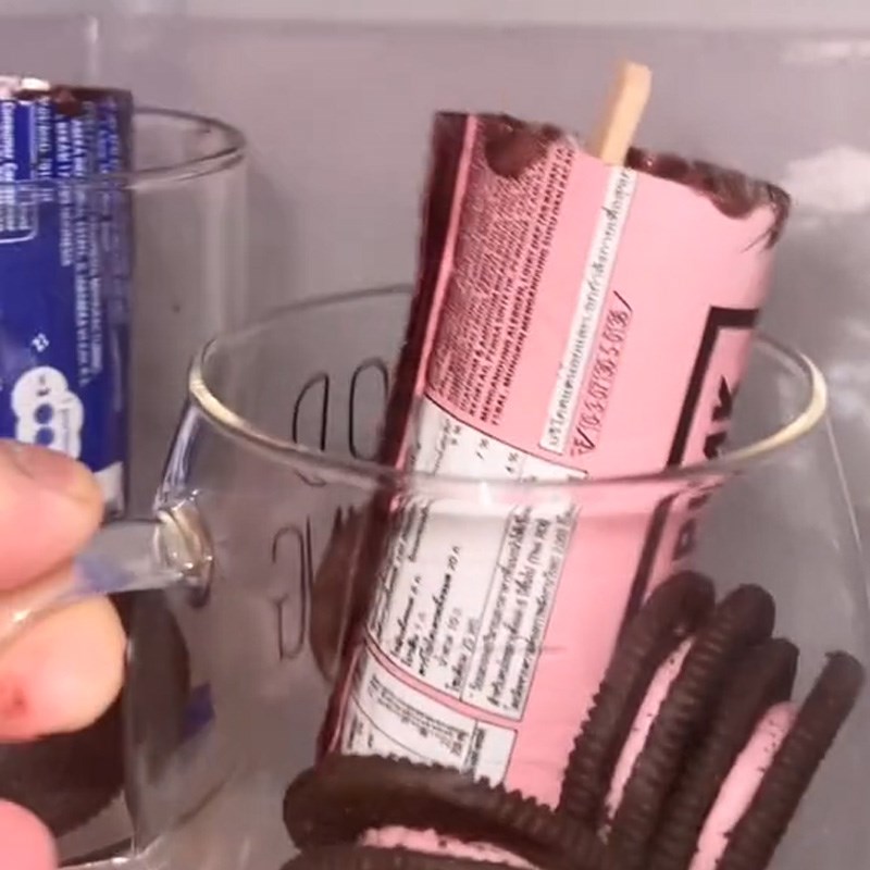 Bước 3 Cho kem ra khuôn Cách làm kem oreo (Công thức được chia sẻ từ TikTok Vào bếp cùng Điện máy XANH)