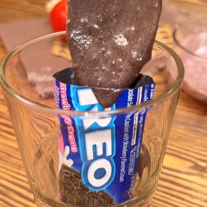 Bước 3 Cho kem ra khuôn Cách làm kem oreo (Công thức được chia sẻ từ TikTok Vào bếp cùng Điện máy XANH)