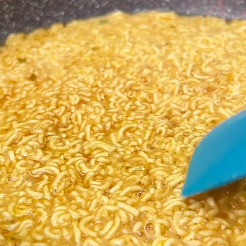 Bước 2 Làm pizza Pizza mì gói (Công thức được chia sẻ từ TikTok Vào bếp cùng Điện máy XANH)