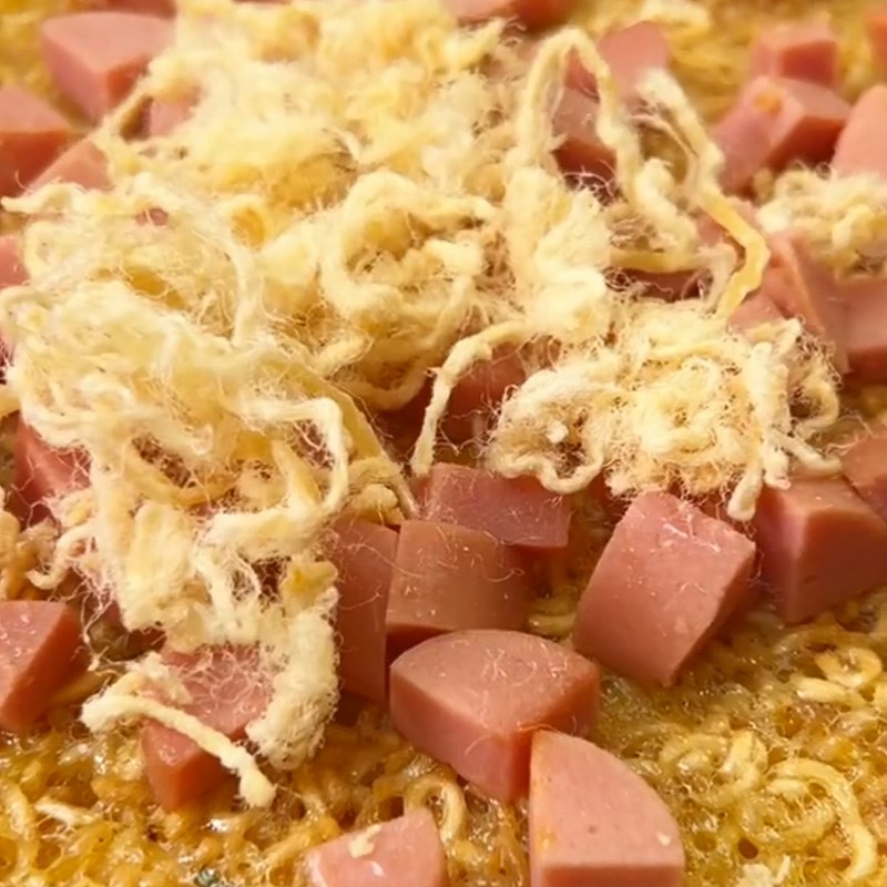 Bước 2 Làm pizza Pizza mì gói (Công thức được chia sẻ từ TikTok Vào bếp cùng Điện máy XANH)