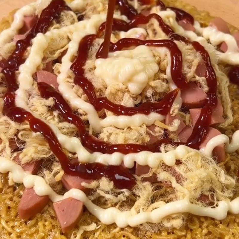 Bước 2 Làm pizza Pizza mì gói (Công thức được chia sẻ từ TikTok Vào bếp cùng Điện máy XANH)