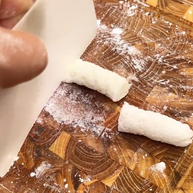 Bước 2 Lăn bột và tạo hình Tokbokki bằng cơm nguội (Công thức được chia sẻ từ TikTok Vào bếp cùng KitchenAZ)