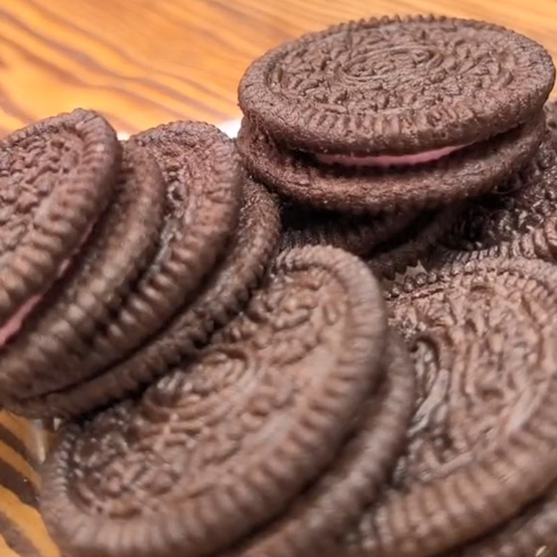 Bước 1 Nghiền bánh Cách làm kem oreo (Công thức được chia sẻ từ TikTok Vào bếp cùng Điện máy XANH)