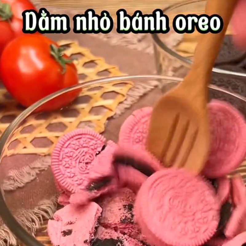 Bước 1 Nghiền bánh Cách làm kem oreo (Công thức được chia sẻ từ TikTok Vào bếp cùng Điện máy XANH)