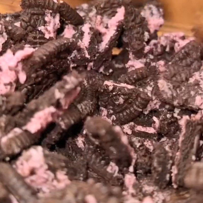 Bước 1 Nghiền bánh Cách làm kem oreo (Công thức được chia sẻ từ TikTok Vào bếp cùng Điện máy XANH)