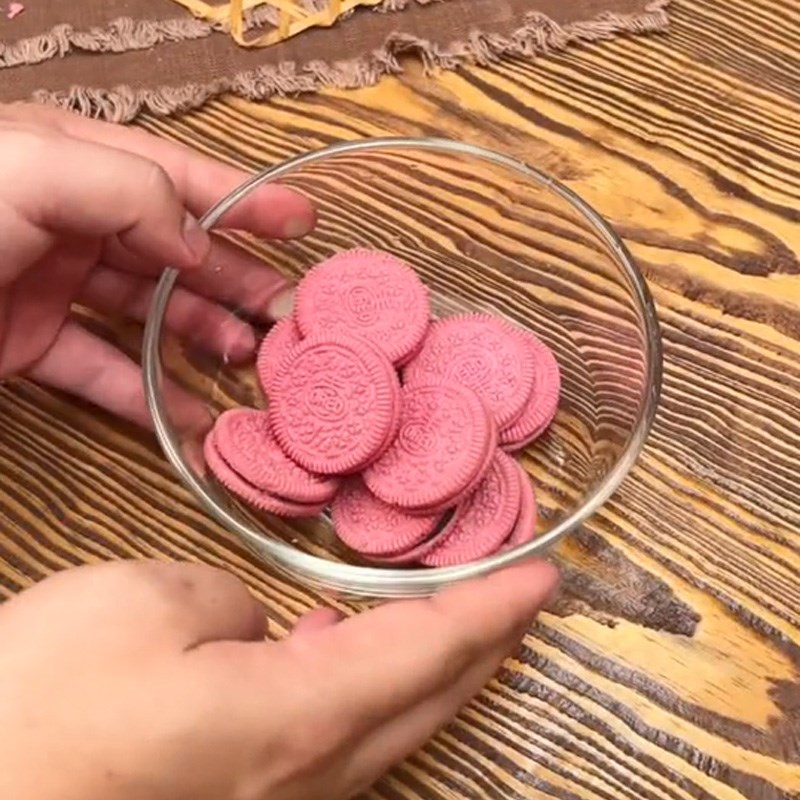 Bước 1 Nghiền bánh Cách làm kem oreo (Công thức được chia sẻ từ TikTok Vào bếp cùng Điện máy XANH)