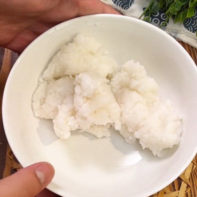 Bước 1 Nghiền nhuyễn cơm Tokbokki bằng cơm nguội (Công thức được chia sẻ từ TikTok Vào bếp cùng KitchenAZ)