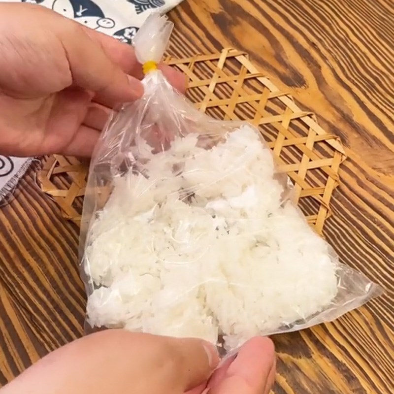 Bước 1 Nghiền nhuyễn cơm Tokbokki bằng cơm nguội (Công thức được chia sẻ từ TikTok Vào bếp cùng KitchenAZ)