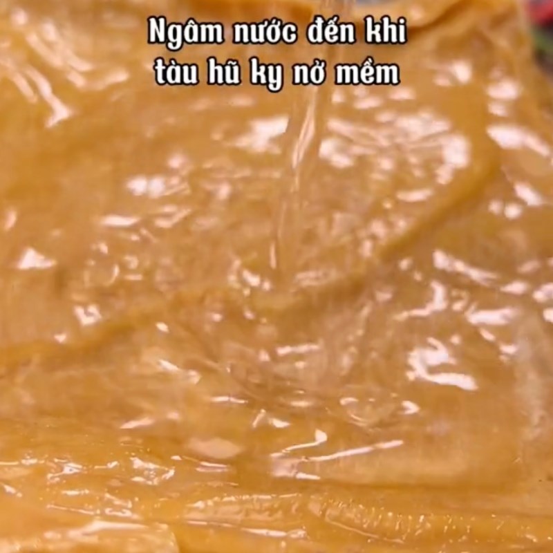 Bước 1 Sơ chế nguyên liệu Tàu hũ ky cuộn nấm đùi gà và đậu hũ chiên