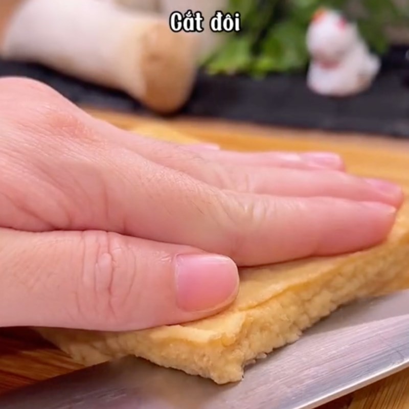 Bước 1 Sơ chế nguyên liệu Tàu hũ ky cuộn nấm đùi gà và đậu hũ chiên