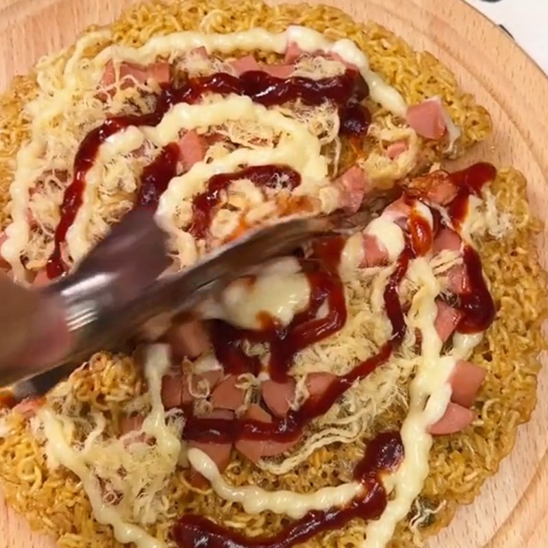 Bước 3 Thành phẩm Pizza mì gói (Công thức được chia sẻ từ TikTok Vào bếp cùng Điện máy XANH)