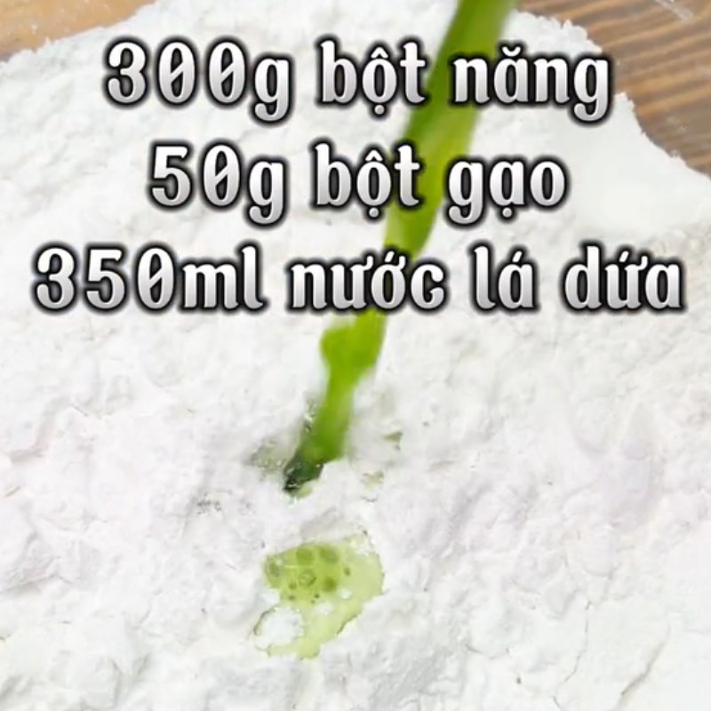 Bước 1 Trộn chuối với bột Bánh chuối hấp là dứa với nước cốt dừa (Công thức được chia sẻ từ Tiktok Vào bếp cùng Điện máy XANH)