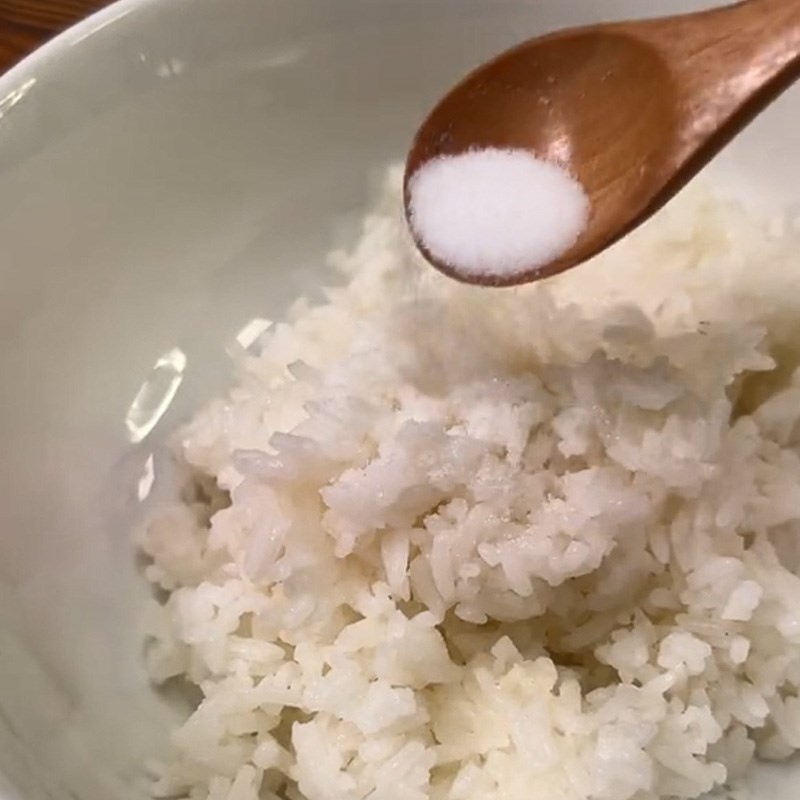 Bước 1 Trộn cơm nguội Snack cơm nguội (Công thức được chia sẻ từ TikTok Vào bếp cùng Điện máy XANH)