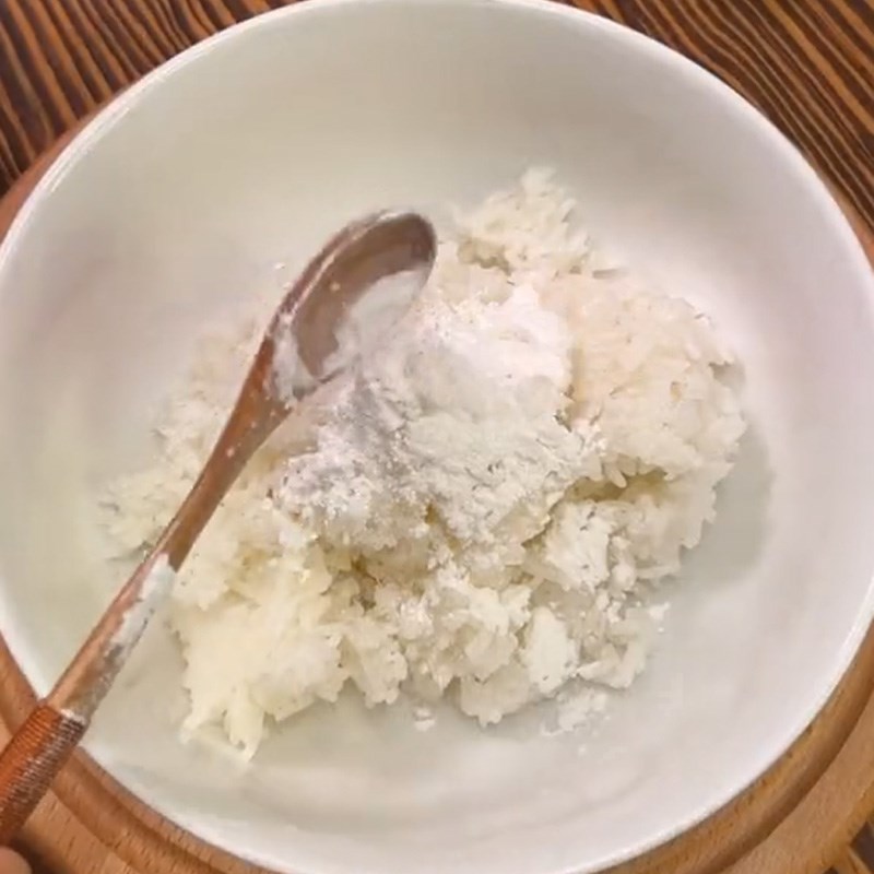 Bước 1 Trộn cơm nguội Snack cơm nguội (Công thức được chia sẻ từ TikTok Vào bếp cùng Điện máy XANH)