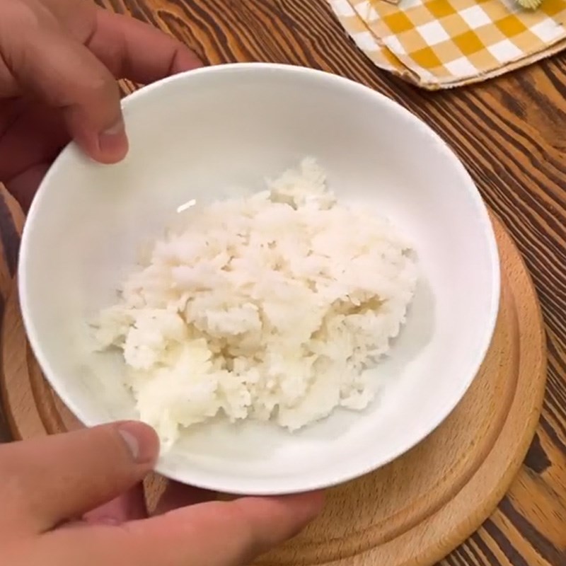 Bước 1 Trộn cơm nguội Snack cơm nguội (Công thức được chia sẻ từ TikTok Vào bếp cùng Điện máy XANH)