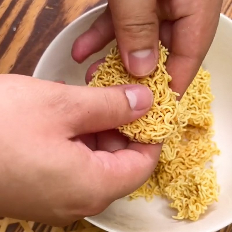 Bước 1 Trộn hỗn hợp mì với trứng Pizza mì gói (Công thức được chia sẻ từ TikTok Vào bếp cùng Điện máy XANH)