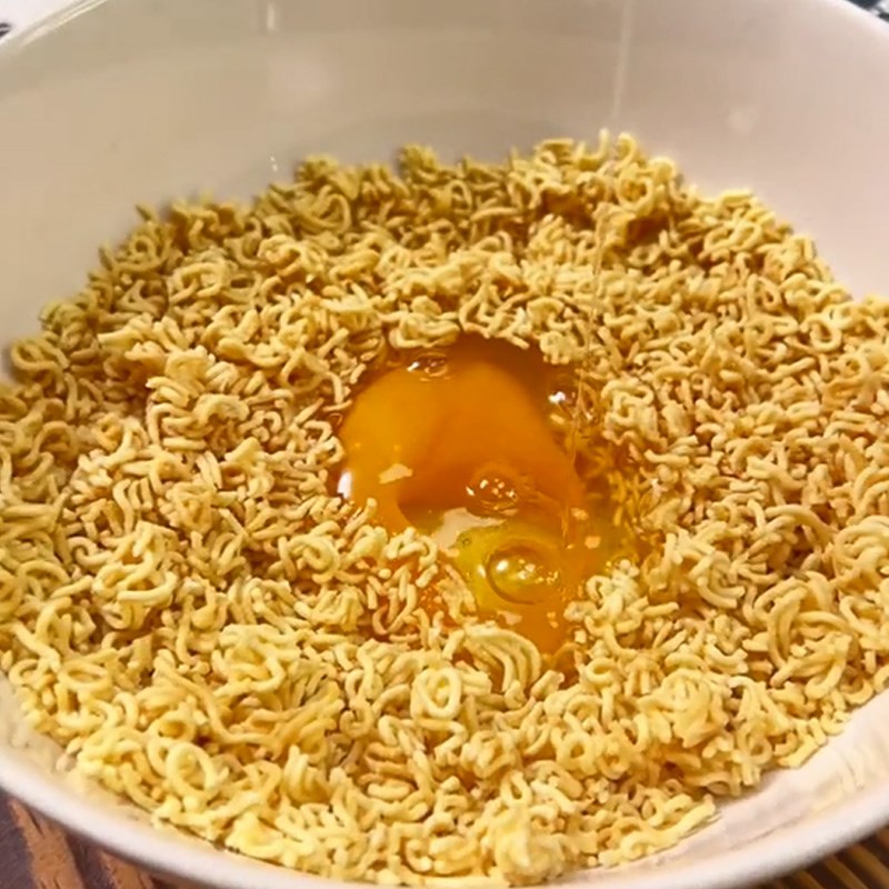 Bước 1 Trộn hỗn hợp mì với trứng Pizza mì gói (Công thức được chia sẻ từ TikTok Vào bếp cùng Điện máy XANH)