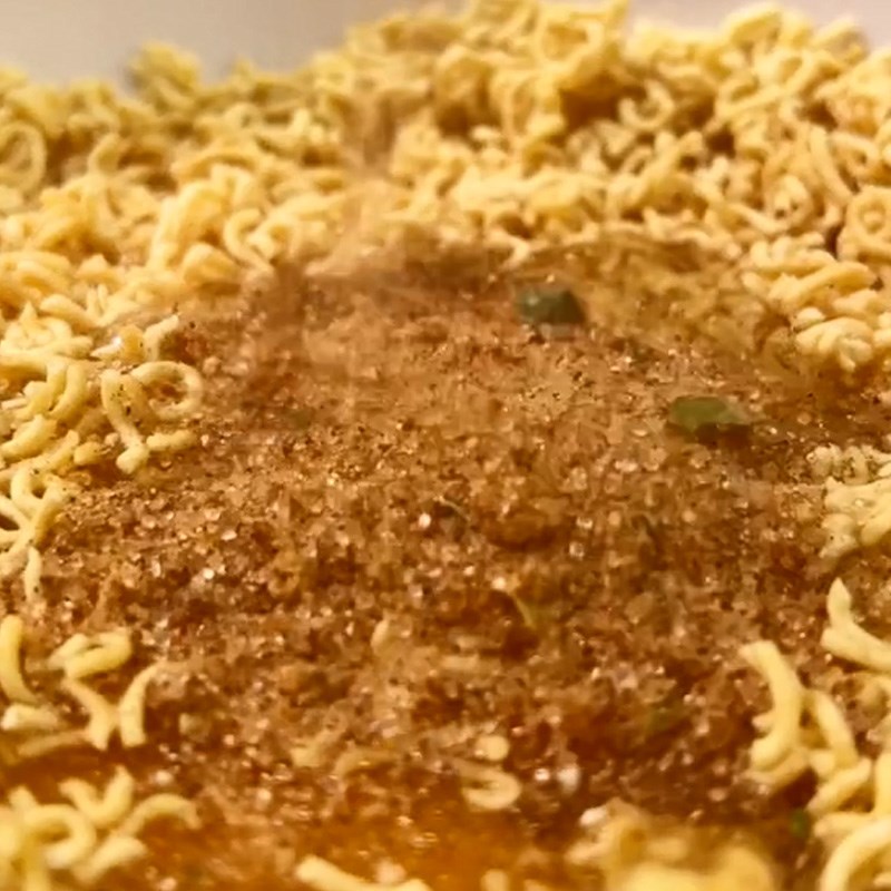 Bước 1 Trộn hỗn hợp mì với trứng Pizza mì gói (Công thức được chia sẻ từ TikTok Vào bếp cùng Điện máy XANH)