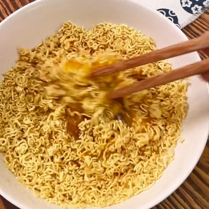 Bước 1 Trộn hỗn hợp mì với trứng Pizza mì gói (Công thức được chia sẻ từ TikTok Vào bếp cùng Điện máy XANH)