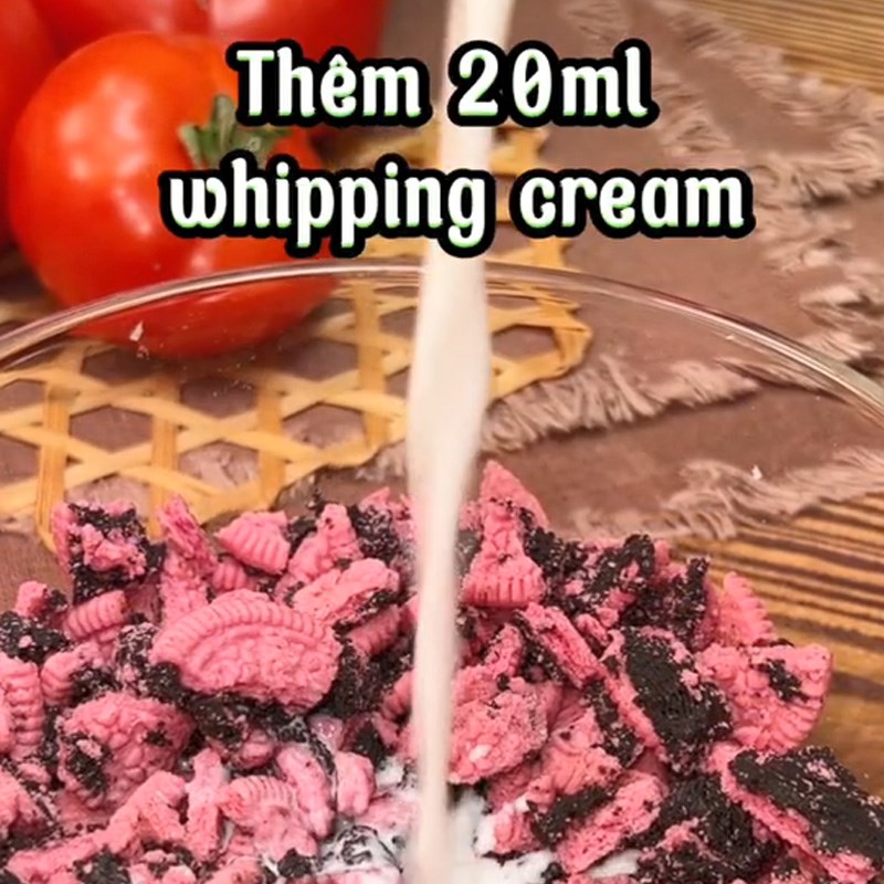 Bước 2 Trộn kem Oreo Cách làm kem oreo (Công thức được chia sẻ từ TikTok Vào bếp cùng Điện máy XANH)