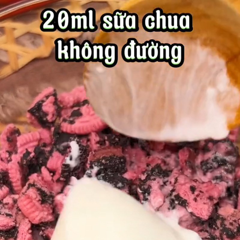 Bước 2 Trộn kem Oreo Cách làm kem oreo (Công thức được chia sẻ từ TikTok Vào bếp cùng Điện máy XANH)