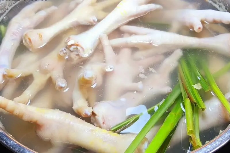 Luộc ch&acirc;n g&agrave;