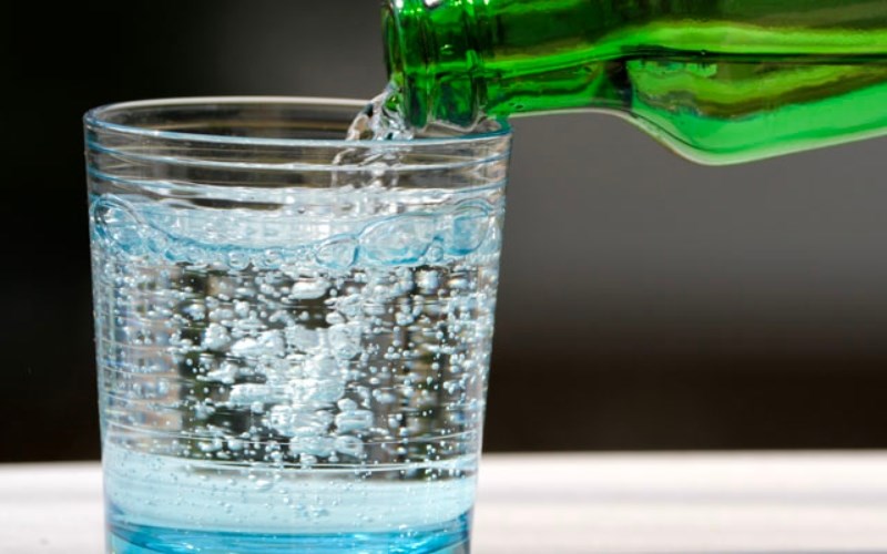 Sử dụng nước kho&aacute;ng c&oacute; ga