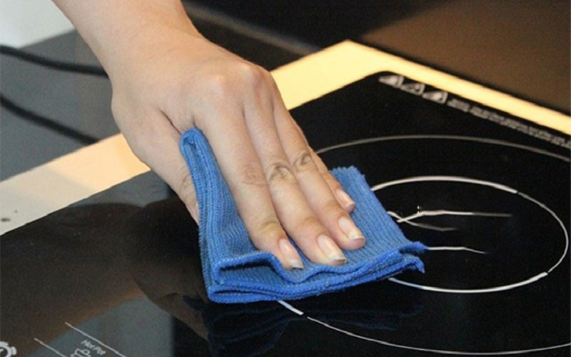 Bảng điều khiển bị đè, dính bẩn hoặc nước