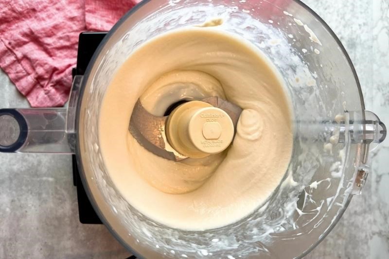 Đ&aacute;nh kem trứng bằng m&aacute;y xay sinh tố