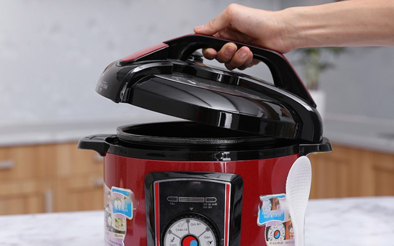 Vị tr&iacute; nắp nồi &aacute;p suất điện bị kh&oacute; đ&oacute;ng lại